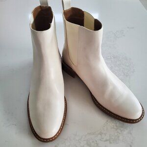 Universal Thread Chelsea  White/Off White Pull On Short Boots  9.5
